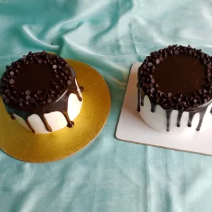 হোমমেইড চকলেট কেক হুইপড ক্রিম ফ্রস্টিংসহ